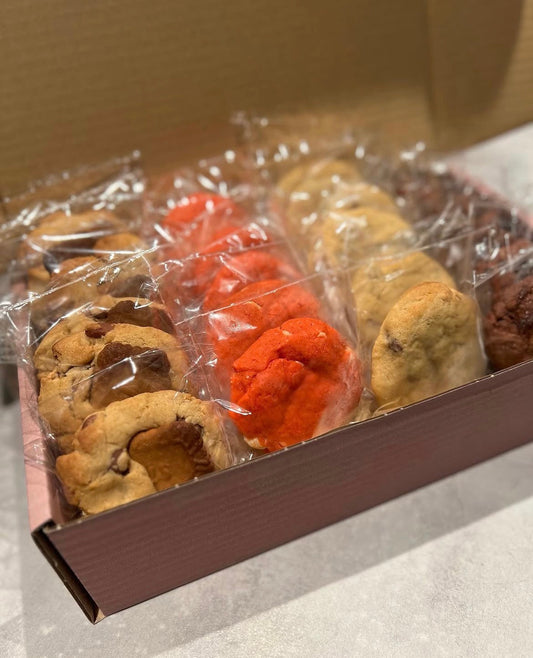 Chunky cookies med kindersjokolage på en hvit benk