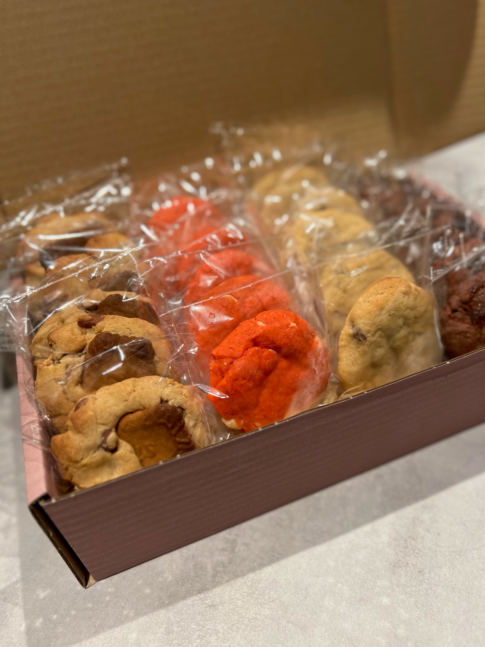 Stor eske med 24 myke cookies 